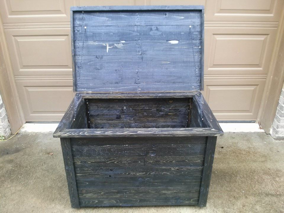 Pallets-Made-End-Coffee-Tables-Art-Work