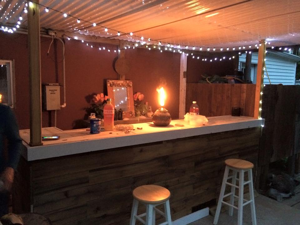 Bar Made with Wood Pallets | Pallet Ideas