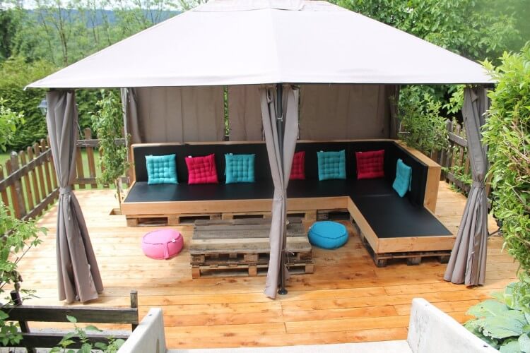 Pallets Made Furniture Under Garden Gazebo Deck | Pallet Ideas