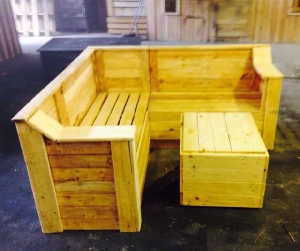 Pallet Corner Couch with Table | Pallet Ideas